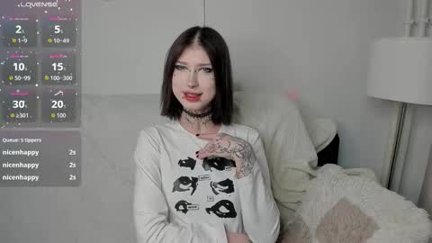 Snapshot of haliet_1 chatting on March 16, 2:21 pm LunaandSara online show from March 16, 2:21 pm