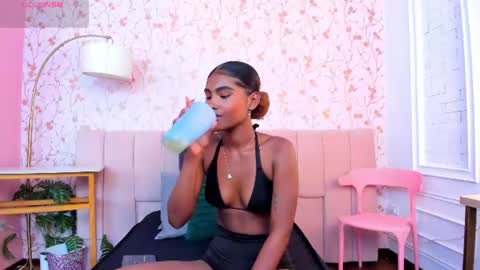 Halley Lorens online show from June 12, 7:24 pm