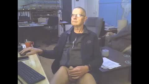 Snapshot of hamto65 chatting on December 19, 9:17 pm Prefer men 80 online show from December 19, 9:17 pm