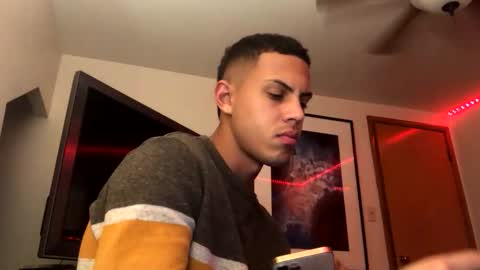 Snapshot of handsome01_ chatting on December 1, 4:17 am handsome01_ online show from December 1, 4:17 am