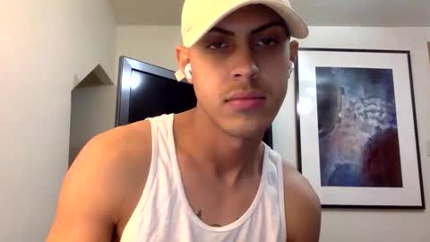 Snapshot of handsome01_ chatting on December 18, 11:33 pm handsome01_ online show from December 18, 11:33 pm