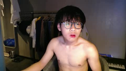 Snapshot of handsome_mannn chatting on May 16, 7:23 pm handsome_mannn online show from May 16, 7:23 pm
