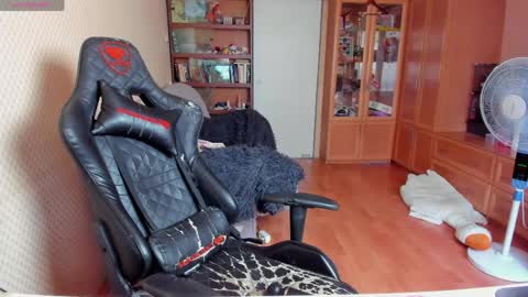 Snapshot of handsome_whale chatting on June 4, 10:32 am Mila online show from June 4, 10:32 am