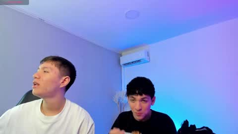 Snapshot of handsomeboys19 chatting on May 15, 8:49 pm leonardfarrucknick and otis online show from May 15, 8:49 pm