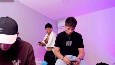 Snapshot of handsomeboys19 chatting on May 16, 7:34 pm leonardfarrucknick and otis online show from May 16, 7:34 pm
