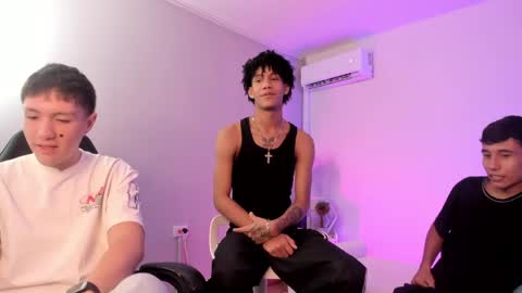 Snapshot of handsomeboys19 chatting on May 22, 8:58 pm leonardfarrucknick and otis online show from May 22, 8:58 pm