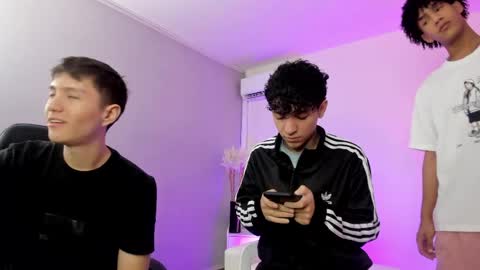 Snapshot of handsomeboys19 chatting on May 30, 8:39 pm leonardfarrucknick and otis online show from May 30, 8:39 pm