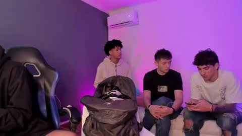 Snapshot of handsomeboys19 chatting on July 10, 12:48 am leonardfarrucknick and otis online show from July 10, 12:48 am