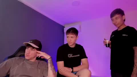 Snapshot of handsomeboys19 chatting on July 11, 1:25 pm leonardfarrucknick and otis online show from July 11, 1:25 pm