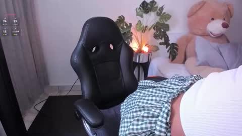 Snapshot of hanna_1sweet chatting on February 16, 7:21 pm hanna online show from February 16, 7:21 pm