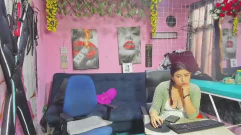 Snapshot of hanna_mature01 chatting on May 25, 12:11 pm Hanna online show from May 25, 12:11 pm