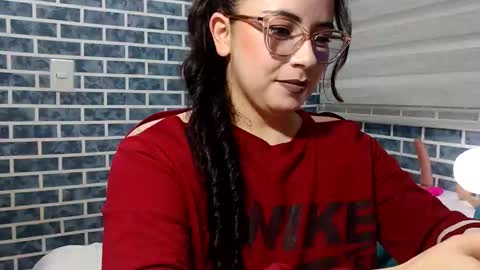 Snapshot of hanna_moons chatting on April 8, 1:49 am hanna_moons online show from April 8, 1:49 am