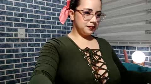 Snapshot of hanna_moons chatting on April 13, 3:01 am hanna_moons online show from April 13, 3:01 am