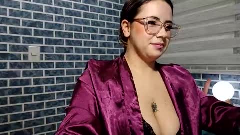 Snapshot of hanna_moons chatting on April 15, 2:07 am hanna_moons online show from April 15, 2:07 am