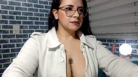 Snapshot of hanna_moons chatting on April 25, 1:19 am hanna_moons online show from April 25, 1:19 am