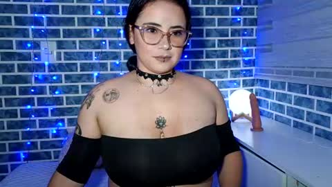 Snapshot of hanna_moons chatting on June 13, 2:53 am hanna_moons online show from June 13, 2:53 am