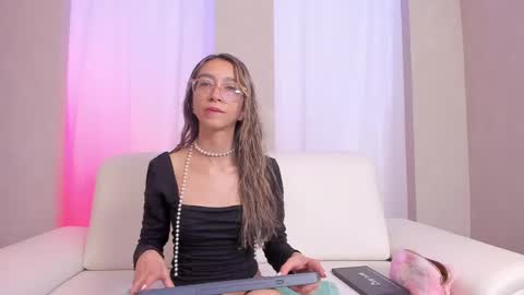 Hanna Carttier online show from June 1, 12:18 pm