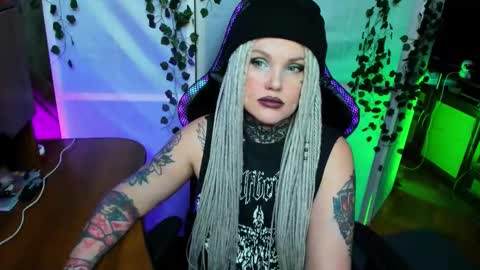 Hannah online show from November 16, 7:19 pm