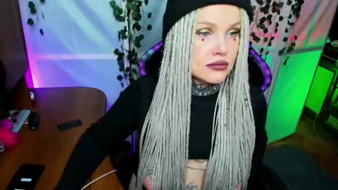 Hannah online show from November 19, 11:27 pm