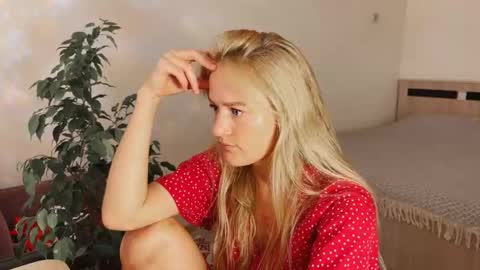 hannah levis  online show from September 26, 9:02 am