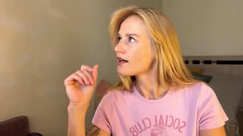 hannah levis  online show from September 30, 8:08 am