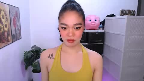 Snapshot of hannahforyou chatting on April 29, 12:59 am HANNAH online show from April 29, 12:59 am