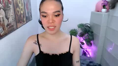 Snapshot of hannahforyou chatting on May 4, 12:50 am HANNAH online show from May 4, 12:50 am