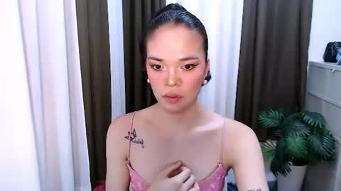 Snapshot of hannahforyou chatting on May 19, 1:56 am HANNAH online show from May 19, 1:56 am