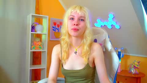Snapshot of hannahhollis chatting on June 3, 6:16 am Hannah online show from June 3, 6:16 am