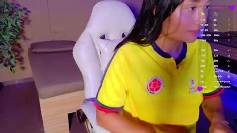 Snapshot of hannahmonttgomery chatting on June 27, 4:23 pm hannahmonttgomery Help me reach 100 Hands up online show from June 27, 4:23 pm