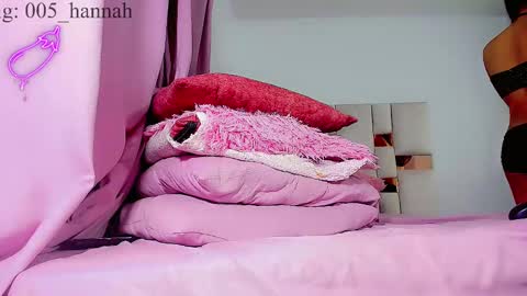 Snapshot of hannahsmit_ chatting on September 20, 8:37 am hannahsmit_ online show from September 20, 8:37 am