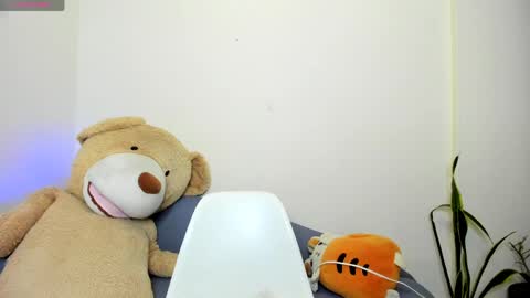 Snapshot of hanny_13 chatting on May 16, 12:18 am taylor live online show from May 16, 12:18 am