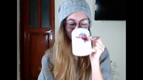 Snapshot of hanny_333 chatting on January 21, 9:35 am hanny_333 online show from January 21, 9:35 am