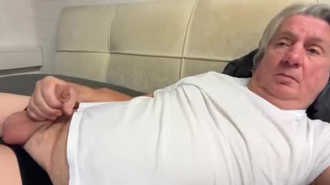 Snapshot of hans66760 chatting on December 3, 9:34 pm hans66760 online show from December 3, 9:34 pm