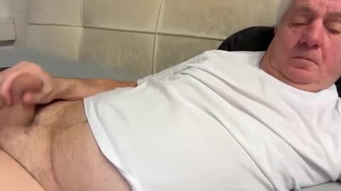 Snapshot of hans66760 chatting on February 12, 7:35 pm hans66760 online show from February 12, 7:35 pm