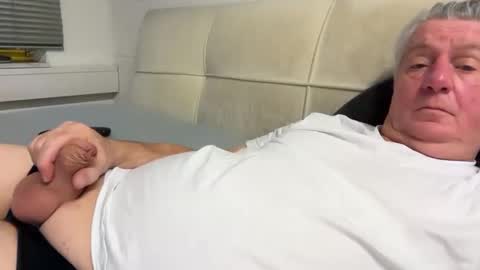 Snapshot of hans66760 chatting on February 14, 9:53 pm hans66760 online show from February 14, 9:53 pm