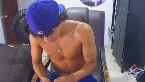 Snapshot of hansel_take chatting on August 5, 10:23 pm hansel_take online show from August 5, 10:23 pm