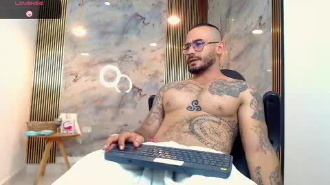 Snapshot of hanz_col chatting on December 23, 2:13 am hanz_col online show from December 23, 2:13 am