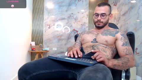 Snapshot of hanz_col chatting on January 1, 1:26 am hanz_col online show from January 1, 1:26 am