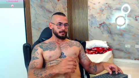 Snapshot of hanz_col chatting on March 4, 4:20 pm hanz_col online show from March 4, 4:20 pm