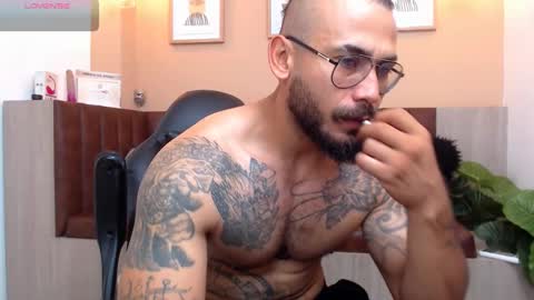 Snapshot of hanz_col chatting on March 7, 12:01 pm hanz_col online show from March 7, 12:01 pm