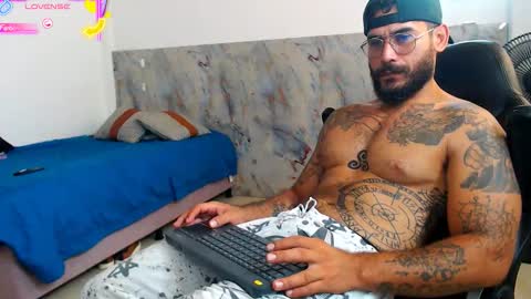 Snapshot of hanz_col chatting on November 8, 10:37 am hanz_col online show from November 8, 10:37 am