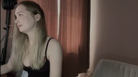 happy__fam online show from June 11, 3:26 am