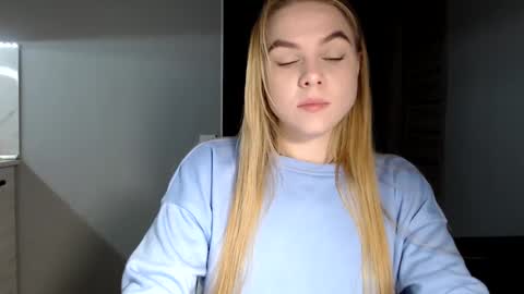 Snapshot of happy_fox_ chatting on December 6, 10:30 pm happy_fox_ online show from December 6, 10:30 pm