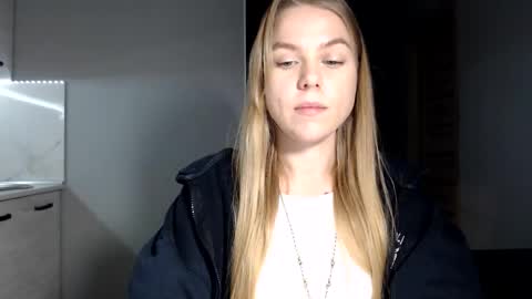 happy_fox_ online show from December 4, 8:39 pm