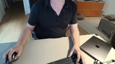 Snapshot of happybugger chatting on April 12, 9:36 am Cum for you online show from April 12, 9:36 am