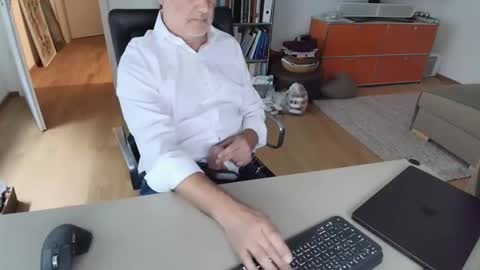 Snapshot of happybugger chatting on May 6, 6:08 am Cum for you online show from May 6, 6:08 am