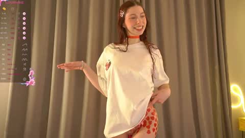 Snapshot of happyvivy chatting on February 14, 8:31 am Vivy online show from February 14, 8:31 am