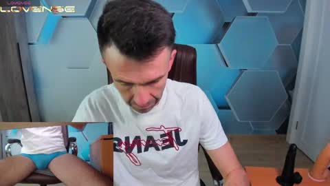 Snapshot of hard_and_juici chatting on May 18, 12:22 pm Steve online show from May 18, 12:22 pm