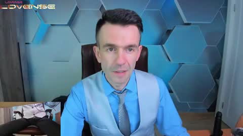 Snapshot of hard_and_juici chatting on May 19, 10:32 am Steve online show from May 19, 10:32 am